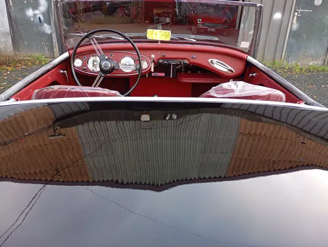 Restauration complète Austin-Healey 3000 noire, intérieur rouge et finitions chromées