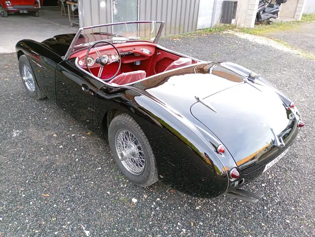 Face avant Austin-Healey 3000 noire restaurée par Road Race Garage