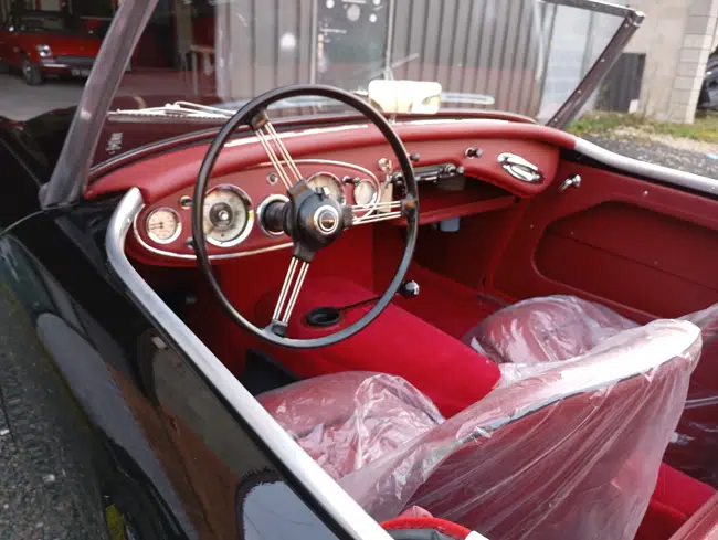 Habitacle rouge Austin-Healey 3000 après restauration