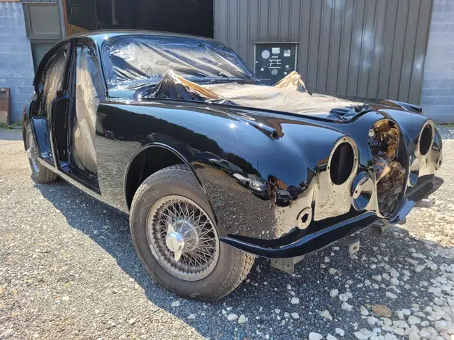 AC Cobra réplique bleu ciel avec bandes blanches