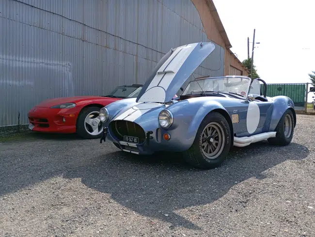 AC Cobra réplique et Dodge Viper en atelier