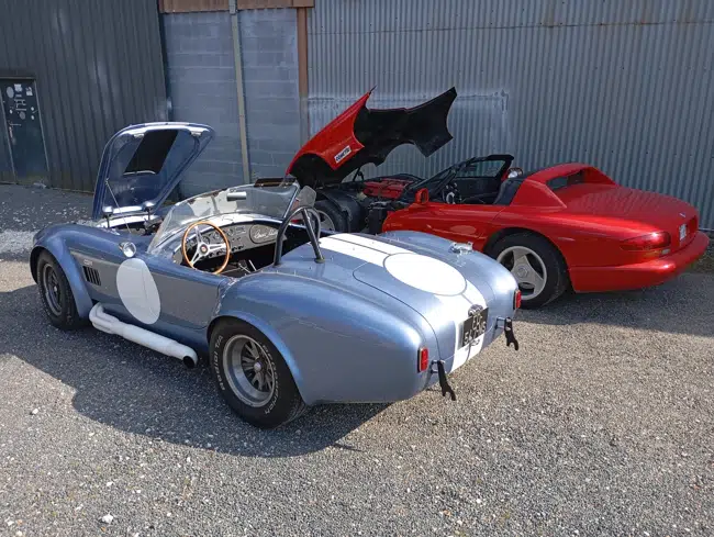Dodge Viper rouge en atelier chez Road Race Garage