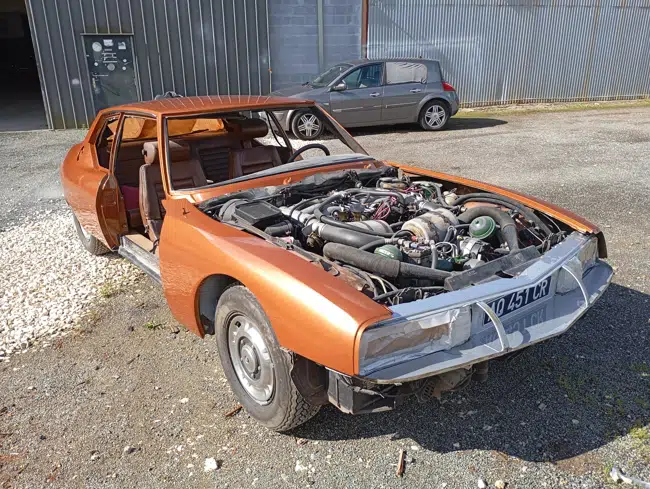 Citroën SM en cours de remontage mécanique et carrosserie