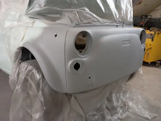 Face avant Fiat 500 en apprêt avant peinture
