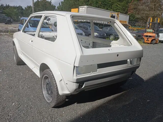 Arrière Volkswagen Golf 1 blanc après peinture